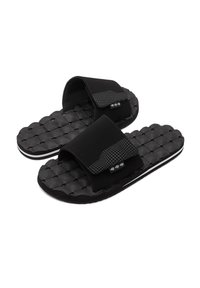 Sorte sandaler med en tekstureret, vævet overdel, justerbar strop og gummisål med en hvid accent langs kanten.