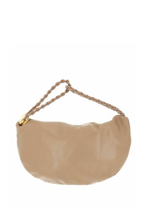 Sac à bandoulière en cuir beige doux avec une sangle tressée et des détails de fermeture éclair et anneau dorés, en forme de croissant et à texture lisse.
