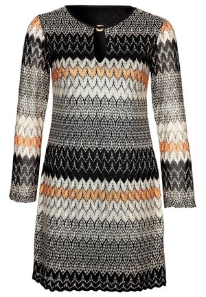 Pitkähihainen neulemekko, jossa on chevron- ja siksak-kuviot mustana, valkoisena, harmaana ja oranssina, pyöreällä pääntiellä, jossa etuosassa avaus ja solki.