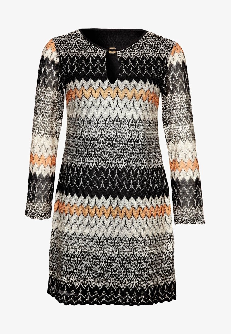 Robe en maille à manches longues avec motifs chevron et zigzag en noir, blanc, gris et orange, avec un col rond, une ouverture et un fermoir à l'avant.