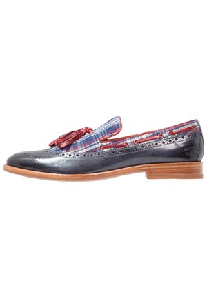 Mocassin en cuir pour homme avec détails brogue bleu marine, pampilles en cuir rouge, dessus en tissu à carreaux et semelle en bois de couleur beige.