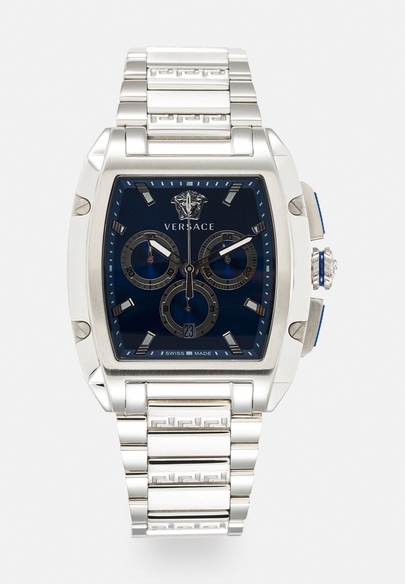 Reloj cronógrafo Versace con caja rectangular de acero inoxidable plateado, esfera azul, acentos plateados y una pulsera de eslabones con un patrón de clave griega.