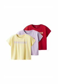 Tre kortärmade t-shirts: en gul med "SUNSHINE", en lavendel med "NEVER" och en röd med vit text, alla gjorda av mjuk bomull.