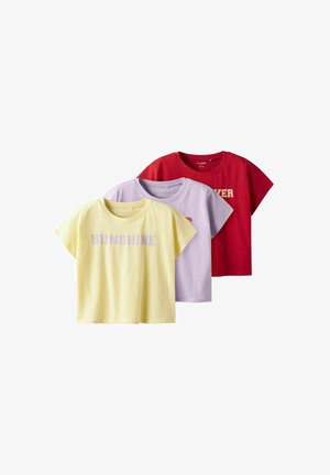 Trei tricouri cu mânecă scurtă: galben cu "RAYON DE SOLEIL", lavandă cu "NICIODATĂ" și roșu cu text alb, toate din bumbac moale.