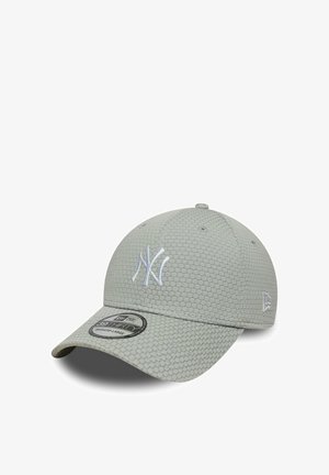 Jasnoszara teksturowana czapka bejsbolowa z białym logo New York Yankees z przodu i zakrzywionym daszkiem, rozmiar średni-duży.
