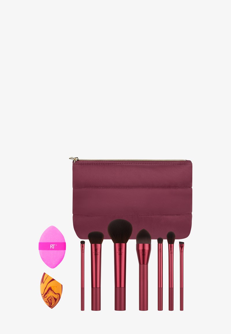Set di pennelli e spugne per il trucco, con manici metallici rossi e una borsa imbottita color borgogna. Include diverse forme e dimensioni di pennelli.