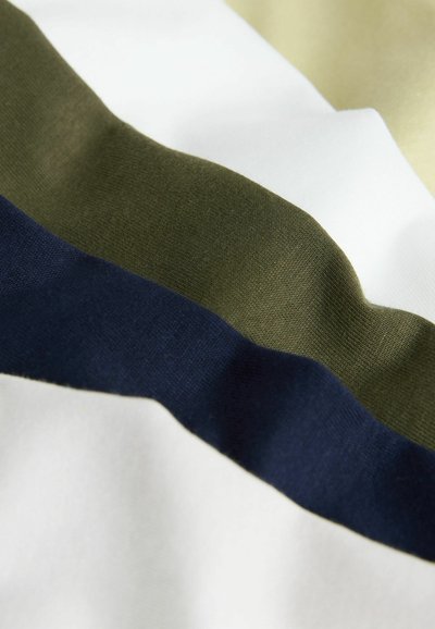 Bomuldsstof med fire vandrette striber: olivengrøn, marineblå, hvid og lys khaki. Blød tekstur med en glat finish.
