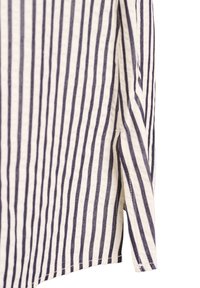 Koszula w paski w granatowe i kremowe pionowe pasy, wykonana z teksturowanej tkaniny, lekko zwężającym się kroju oraz z rozcięciami po bokach u dołu.