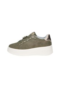 Sneaker verde in suede con suola platform bianca, chiusura con lacci, dettagli metallici sul tallone e decorazioni laterali.