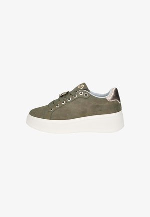 Sneaker verde in suede con suola platform bianca, chiusura con lacci, dettagli metallici sul tallone e decorazioni laterali.
