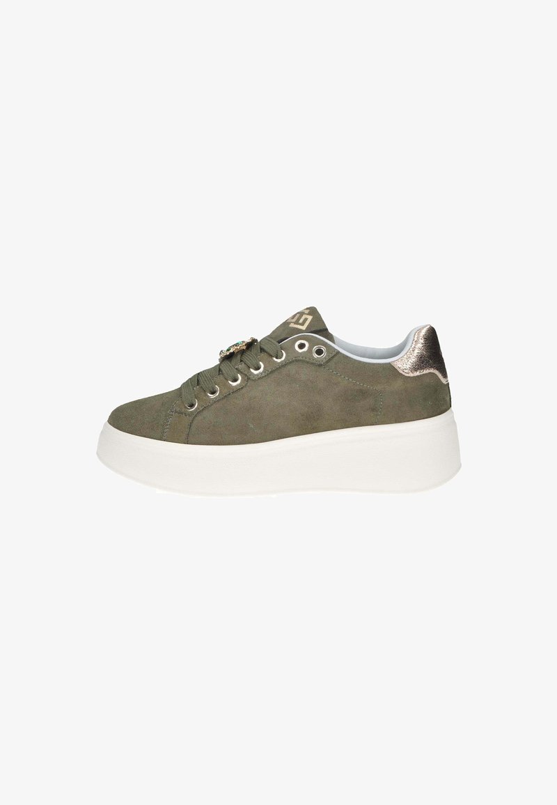 Sneaker verde in suede con suola platform bianca, chiusura con lacci, dettagli metallici sul tallone e decorazioni laterali.