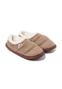 Zapatillas marrones con un diseño suave y acolchado, y forro de piel sintética blanca. Suela de goma en contraste y un pequeño logotipo en el lateral.