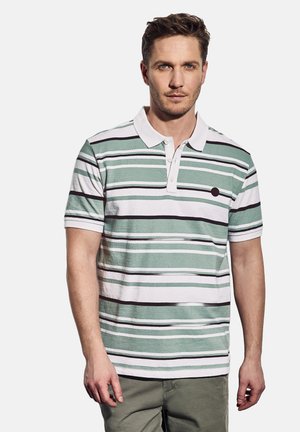 Gestreiftes Poloshirt in grün, weiß und schwarz, mit klassischem Kragen, einer Knopfleiste mit drei Knöpfen und einem kleinen runden Logodetail.