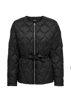 Musta tikattu takki pyöreällä kaula-aukolla, etuvetoketjulla ja solmittavalla vyötärönauhalla, jossa aaltoileva tikkauskuvio ja pitkät hihat.