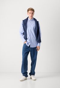 Scotch & Soda SEASONAL CORE SOLID REGULAR FIT SHIRT - Camisa - blue bonnet