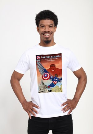 Bílý bavlněný tričko s potiskem ve stylu komiksu zobrazením Kapitána Ameriky v červené, modré a bílé barvě, zachycující akci a pozadí s památkami.