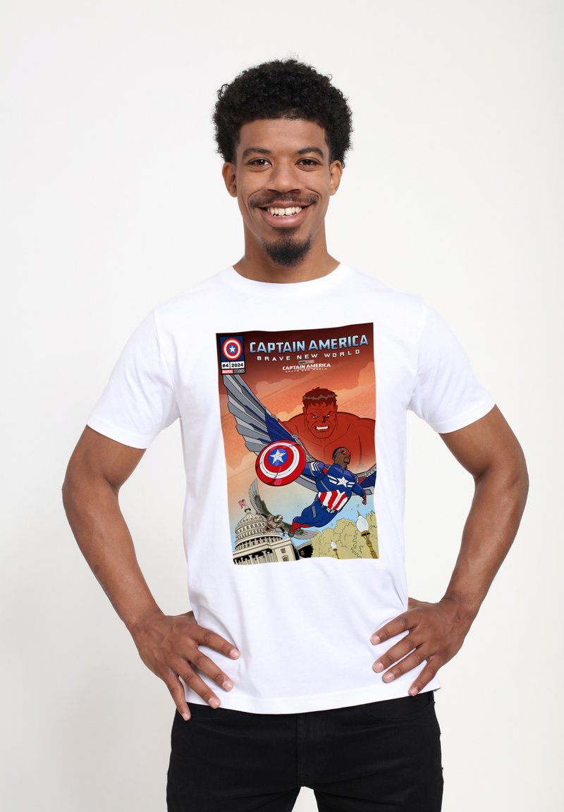Bílý bavlněný tričko s potiskem ve stylu komiksu zobrazením Kapitána Ameriky v červené, modré a bílé barvě, zachycující akci a pozadí s památkami.