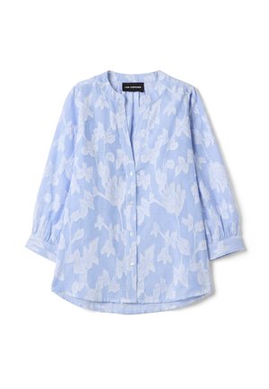 Camicia a maniche lunghe color azzurro chiaro con motivo floreale bianco, chiusura frontale con bottoni, colletto rotondo e orlo leggermente curvo.