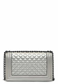 Bolso de mano de cuero plateado acolchado con forma rectangular y correa de cadena negra. Cuenta con una superficie texturizada y elementos de diseño en capas.