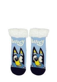 Calcetines azul claro con puños esponjosos blancos que presentan un diseño de un perro de dibujos animados. El texto dice "BLUEY" encima de la cara del personaje.