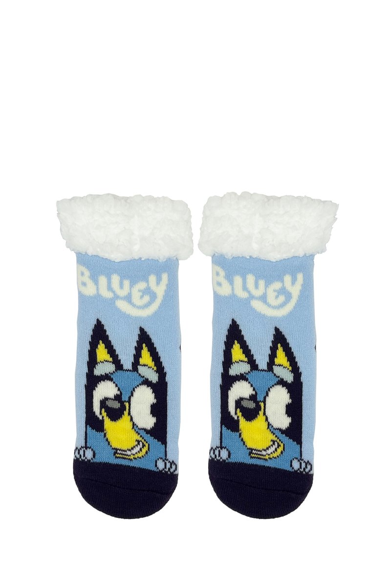 Calcetines azul claro con puños esponjosos blancos que presentan un diseño de un perro de dibujos animados. El texto dice "BLUEY" encima de la cara del personaje.
