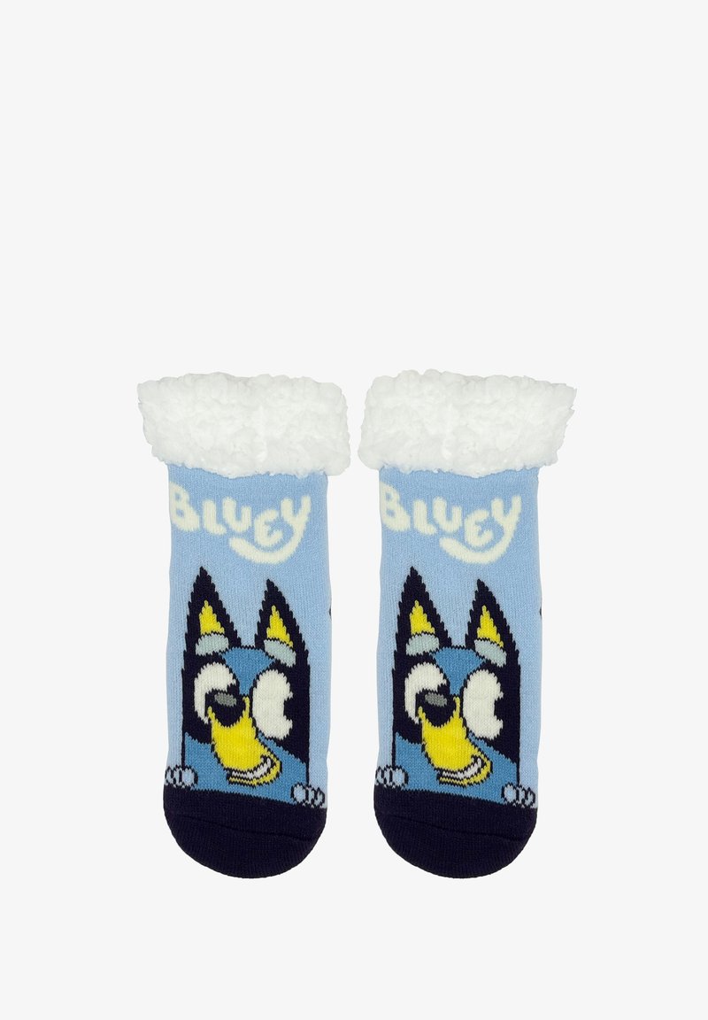 Calcetines azul claro con puños esponjosos blancos que presentan un diseño de un perro de dibujos animados. El texto dice "BLUEY" encima de la cara del personaje.