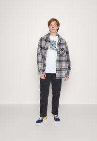 Santa Cruz FLIER HAND UNSIEX - T-shirt estampada - white