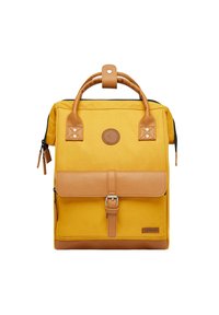 Gelber Canvas-Rucksack mit braunen Lederakzenten, Obergriff, Reißverschluss und einem vorderen Klappenverschluss mit Schnalle. Mit einem Logo-Patch ausgestattet.