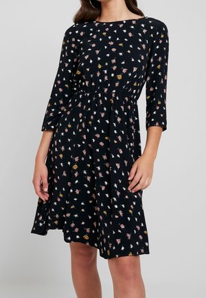 Černé šaty s tříčtvrtečními rukávy, které mají květinový vzor v růžové, žluté a bílé barvě. Elastický pás, délka po kolena, volný střih.