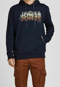Felpa blu navy con tasca frontale, caratterizzata da un design di testo ondulato multicolore 'JACK & JONES'. Cappuccio con cordoncino e polsini a costine.