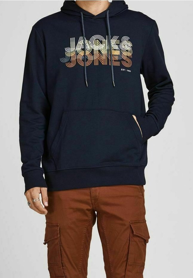 Námornícky modrá mikina s kapucí a přední kapsou, zdobená mnohobarevným vlnitým potiskem "JACK & JONES". Kapuce se stahovací šňůrkou a žebrované manžety.