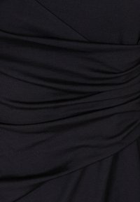 Zwarte jurkstof met gerimpelde details, met een zachte textuur en gladde draping, wat een gestructureerde maar toch vloeiende uitstraling creëert.