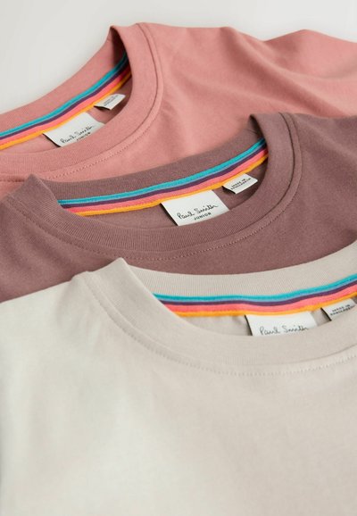 Drei kurzärmlige T-Shirts in Pink, Braun und Creme mit mehrfarbigen, gerippten Halsabschlüssen und Etiketten mit der Aufschrift "Paul Smith Junior".