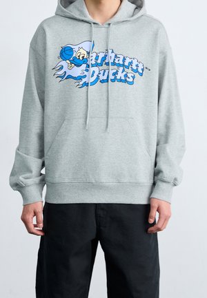 Szara bluza z kapturem z niebieską kreskówkową kaczką trzymającą piłkę do koszykówki i tekstem "Carhartt Ducks" w stylizowanych niebieskich i białych literach.