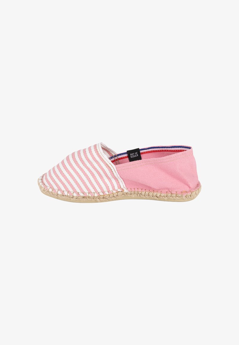 Espadrille rose à enfiler avec des rayures blanches et roses à l'avant, semelle tissée, et une petite étiquette noire portant l'inscription "ART OF SOULE".