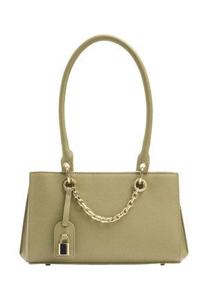 Oliwkowo zielona torebka o strukturalnym kształcie, z detalem z złotego łańcuszka, prostokątną podstawą, długimi uchwytami oraz małą złotą kłódką z przodu.