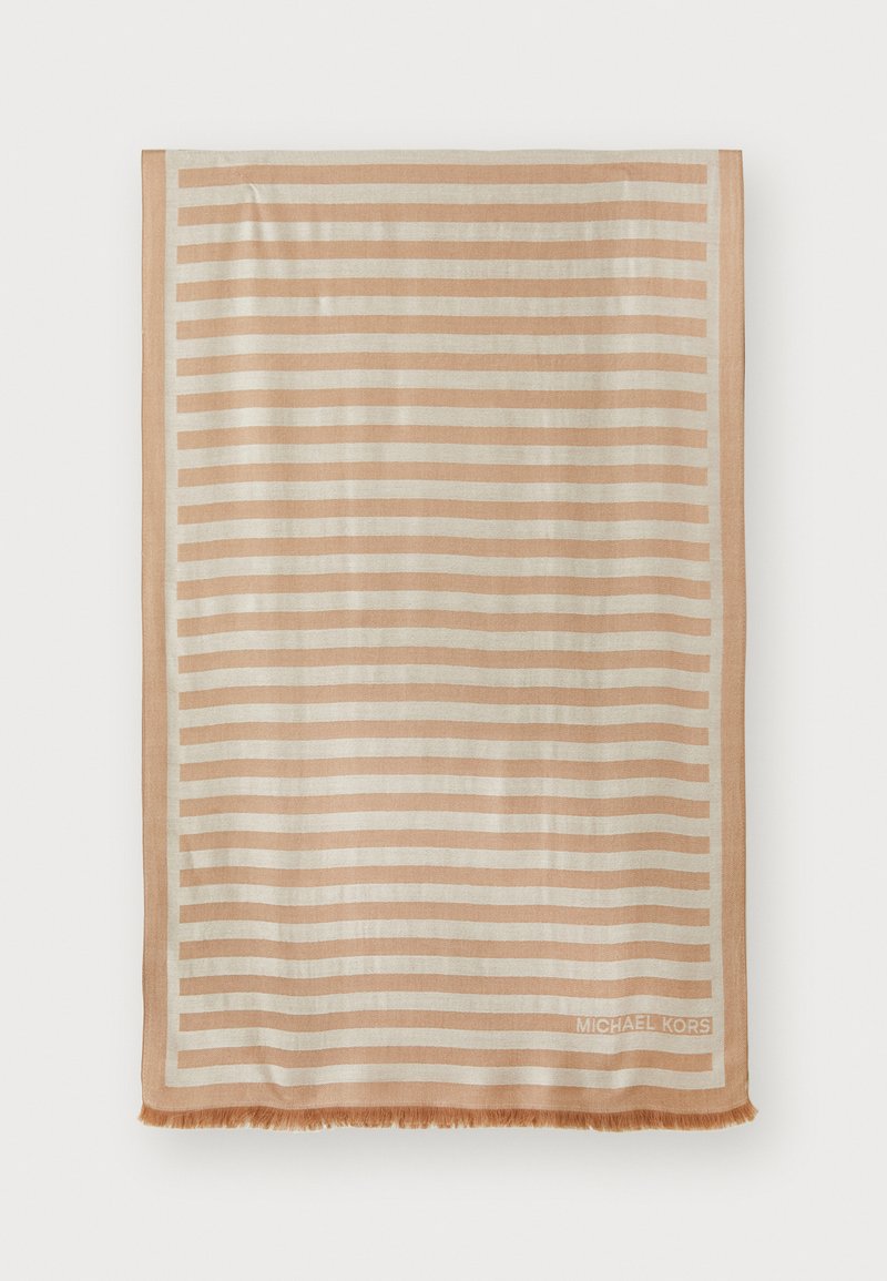 Écharpe tan avec des rayures crème claire ; texture douce ; bords finis avec des détails en franges ; présente le logo de la marque dans le coin.