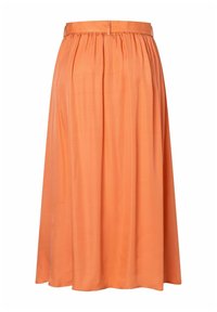 Jupe midi orange avec une taille froncée, fabriquée en tissu léger. Texture lisse avec un design fluide et sans motifs ni accents visibles.