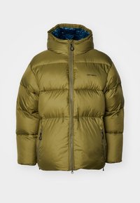 Giacca a vento verde oliva con zip frontale, colletto alto e due tasche laterali con linguette. L'interno è foderato in blu.