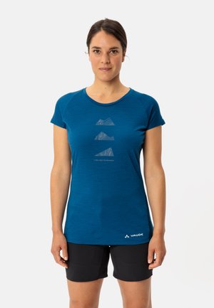 T-shirt da donna blu con maniche corte e collo rotondo. Il design include una grafica di montagne in bianco. Il tessuto sembra leggero e sportivo.