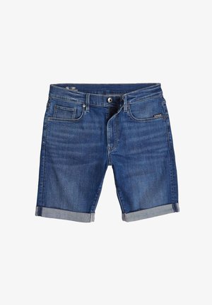 Közepes kék mosású farmer rövidnadrág, felgöngyölt szegéllyel, hagyományos öt zsebes dizájnnal és fém kiegészítőkkel.