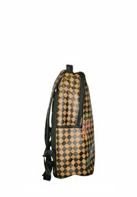 Zaino a scacchi nero e marrone con accenti grafici colorati sui lati, dotato di zip e spallacci regolabili. Materiale textured.