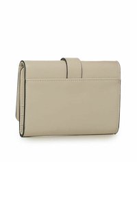 Beige leren portemonnee met een gladde textuur, rechthoekige vorm en contrasterende zwarte rand. Beschikt over een eenvoudige klapsluiting.