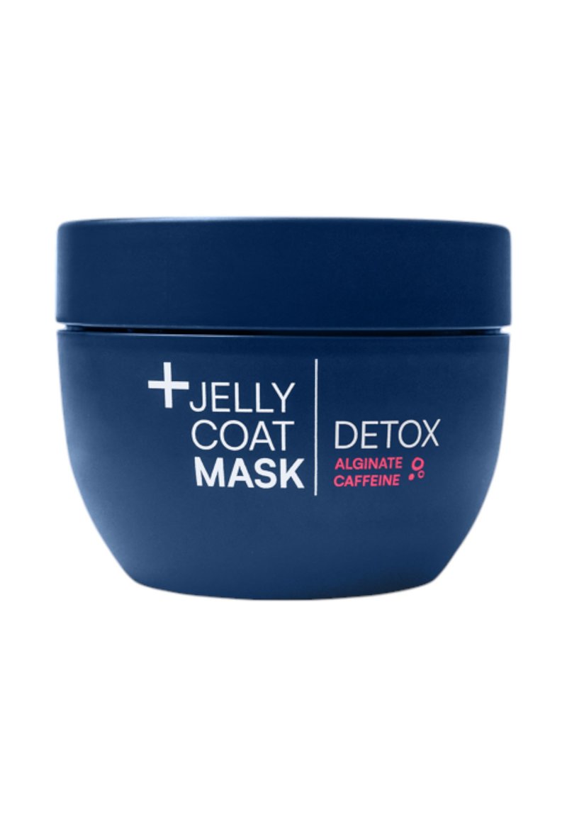 Mörkblå burk med en vit och rosa etikett. Texten anger "Jelly Coat Mask Detox" och ingredienserna "Alginat" och "Koffein." Slät yta.