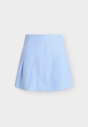 Hellblauer A-Linien-Rock mit vertikalen weißen Nadelstreifen und Falten, dargestellt vor einem schlichten hellen Hintergrund.