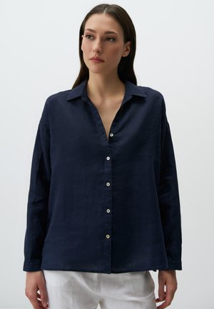 Marineblaue Leinen-Hemd mit Knopfleiste, Kragen, langen Ärmel und lockerer Passform. Hat eine Frontblende mit weißen Knöpfen und eine weiche Textur.