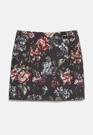 Mørk blomsterprintet miniskørt med røde, lilla og hvide blomster samt grønne blade, med en lille sort spænde i taljen.