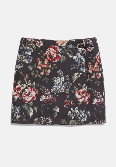Mini-jupe florale sombre avec des fleurs rouges, violettes et blanches ainsi que des feuilles vertes, avec une petite boucle noire à la taille.