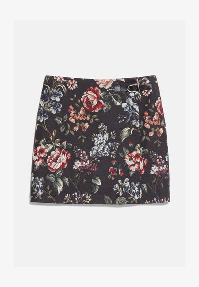 Mini-jupe florale sombre avec des fleurs rouges, violettes et blanches ainsi que des feuilles vertes, avec une petite boucle noire à la taille.
