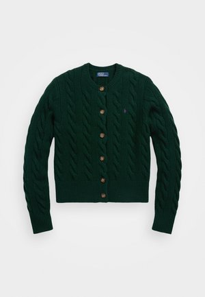 Cardigan en maille torsadée vert foncé avec six boutons marron, poignets et ourlet côtelés, et un petit logo brodé sur la poitrine gauche.